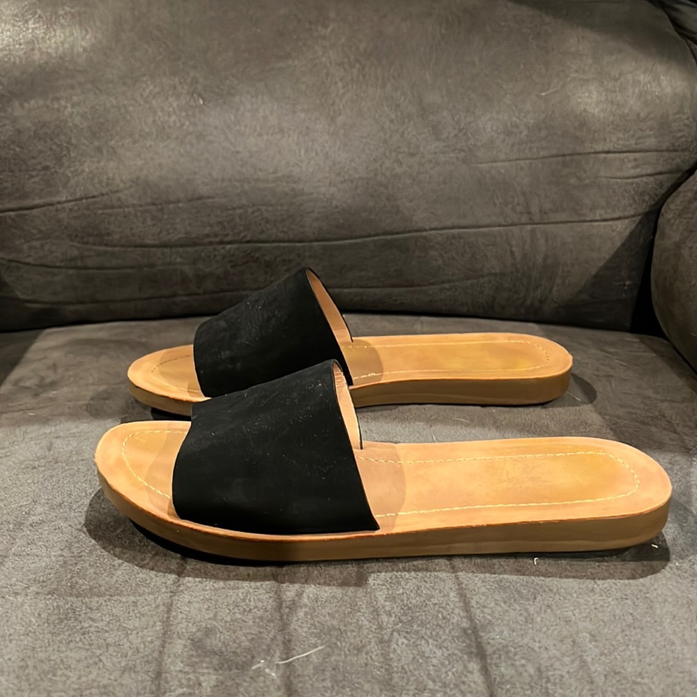 NWOT Black with tan sole. My feet are too narrow for them to stay on.